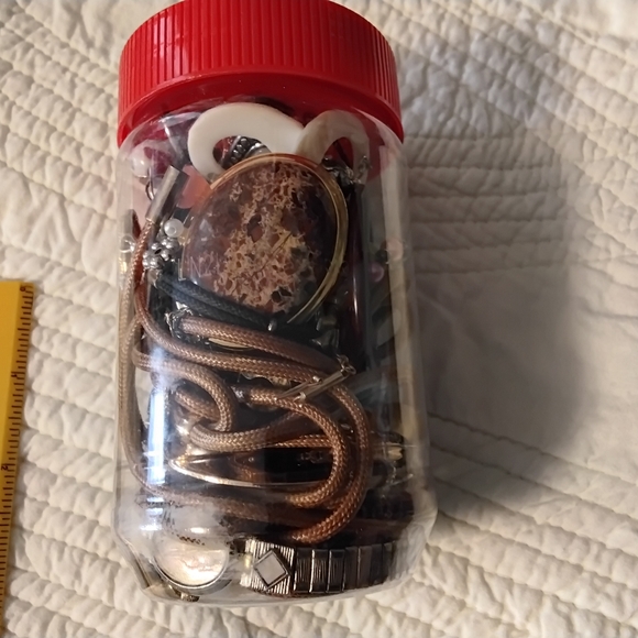 3827 Jar of Broken and old Jewelry. Some complete pieces. - Picture 2 of 6